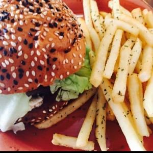 Classic Burguer y Papas Fritas con Romero