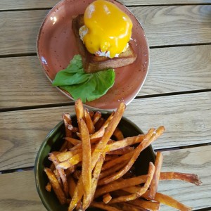 Tuna Melt con camote fries