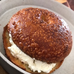 bagel con cream cheese