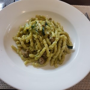 Fusilli con salchicha italiana, zuccgini, hinojo