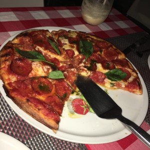 Pizza Caprese con Peperoni