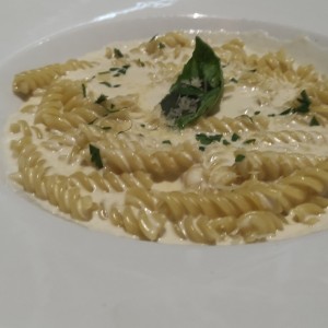 cuatro quesos en pasta fusilli