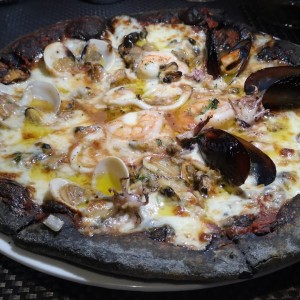 pizza de mariscos en tinta de calamar