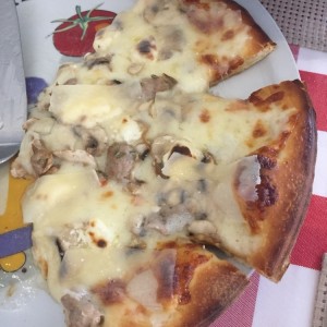 pizza de hongos , salchicha , queso crema y prmesano 