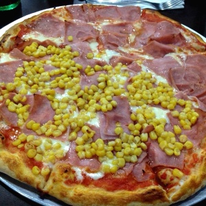 Pizza de jamon (mitad con maiz)