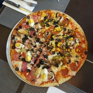 Pizza mitad Caprichosa