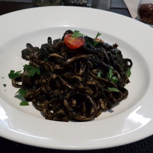 Pasta de calamares en su tinta