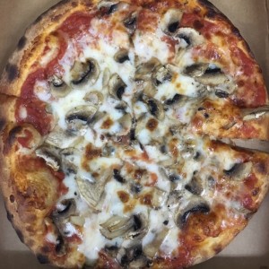 Pizza Margherita con hongos