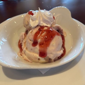 Helado con Chocolate Blanco y Salsa de Zarzamoras