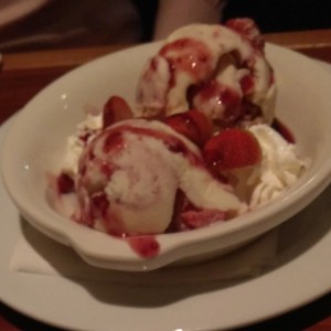 Helado con chispas de chocolate y fresas