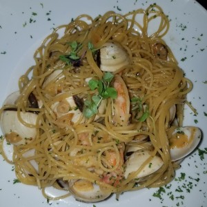 Spaghetti con almejas y langostinos 