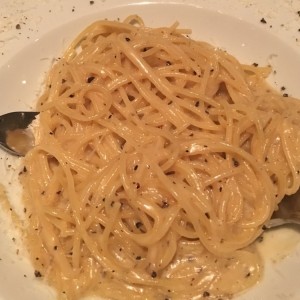 Spaghetti con pecorino y pimienta