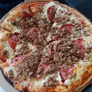 Pizza de salami y carne
