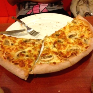 Pizza blanca con hongos