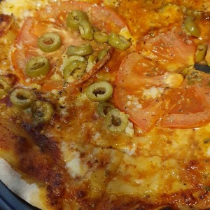 Pizza con Tomate y Azeitunas verdes