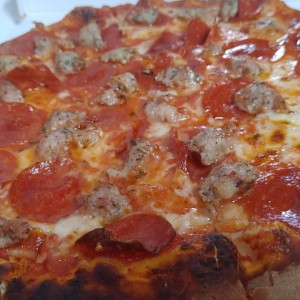 pizza peperoni y chorizo italiano