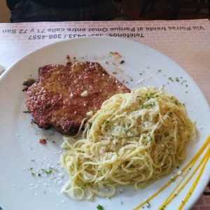 parmesano de carne con pasta aglio al oleo