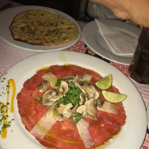 Carpaccio de Lomito con focaccia 