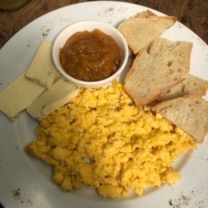 huevos revueltos pan, queso y mermelada