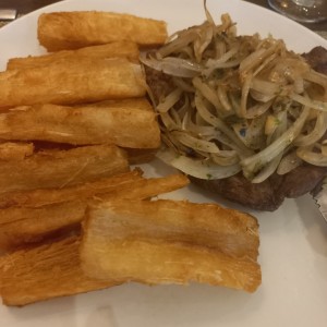 Filete encebollado con yuca