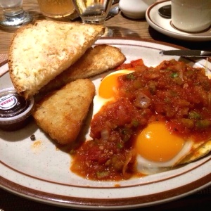 Huevos Rancheros y tostadas francesa