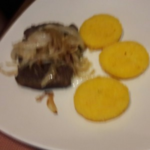 Carne encebollada y tortillas