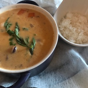 Sopa de curry con pescado