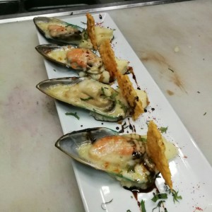 Mejillones gratinados con queneles de papa