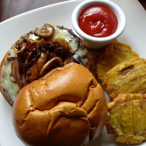 hamburguesa con hogos cebolla y quezo suizo