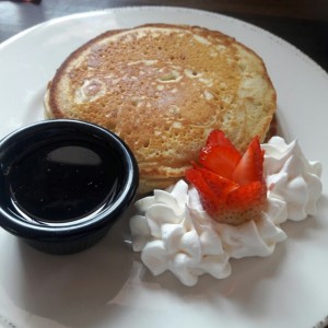 Fresas con crema y sirope con Pancakes