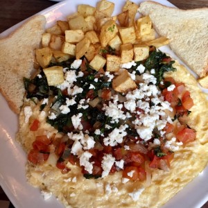 Omelette abierto con espinaca, tomate, cebolla y queso feta