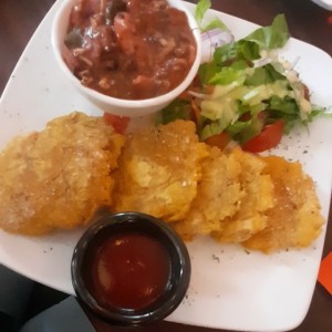 Mixto de mariscos con patacones y ensalada! 