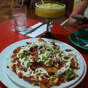 nacho especial mixto y margarita de maracuya
