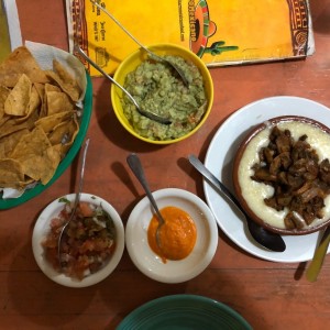 guacamole , nachos , queso fundido con hongos , pico de gallo y salsa picante deliviosqs entradas muy recomendables !