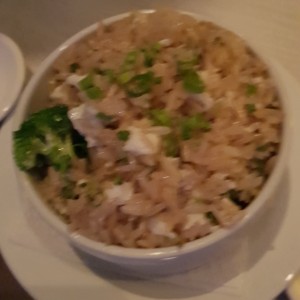 arroz frito con huevo y vegetales