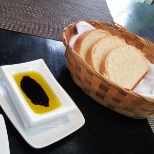 pan de la casa con vinagre balsamico y aceite de oliva