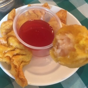 Wanton frito relleno de camarones 