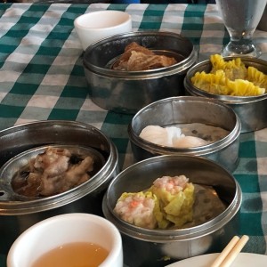 Siu mai, wanton de camarones, costillitas