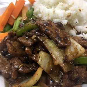 Carne con frijoles negros Arroz blanco y Vegetales 