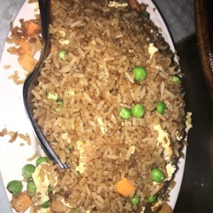 arroz frito con huevo y vegetales