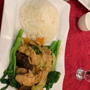 gallina con vegetales, arroz blanco