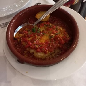 Corvina con Salsa de Tomate y Albahaca