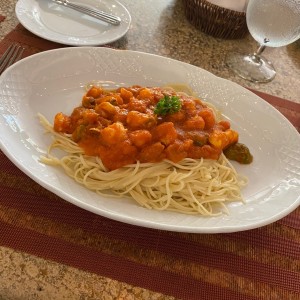 spaguettis con langostino en salsa roja