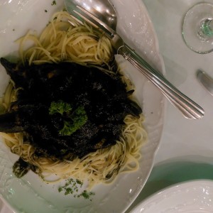 Spaguetti con calamares en su tinta
