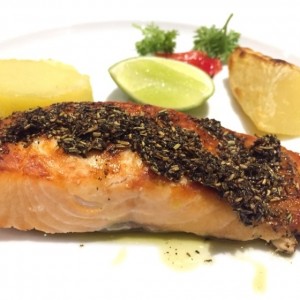 salmon finas hiervas. 