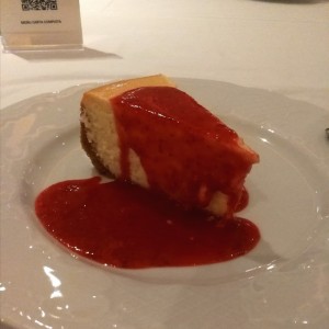 Cheesecake Tradicional con Salsa de Frutos Rojos