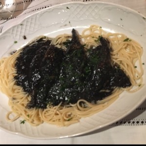 Spagetti con Calamares en su tinta