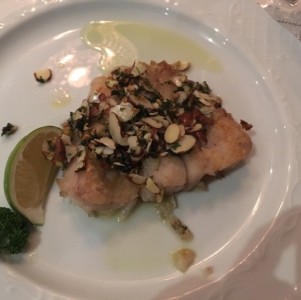 Corvina con Almendras y Ajo