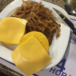 bistec encebollado con tortilla y queso amarillo