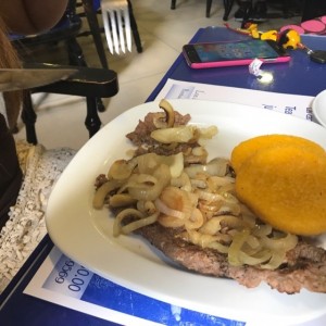 Bistec de Res Encebollado